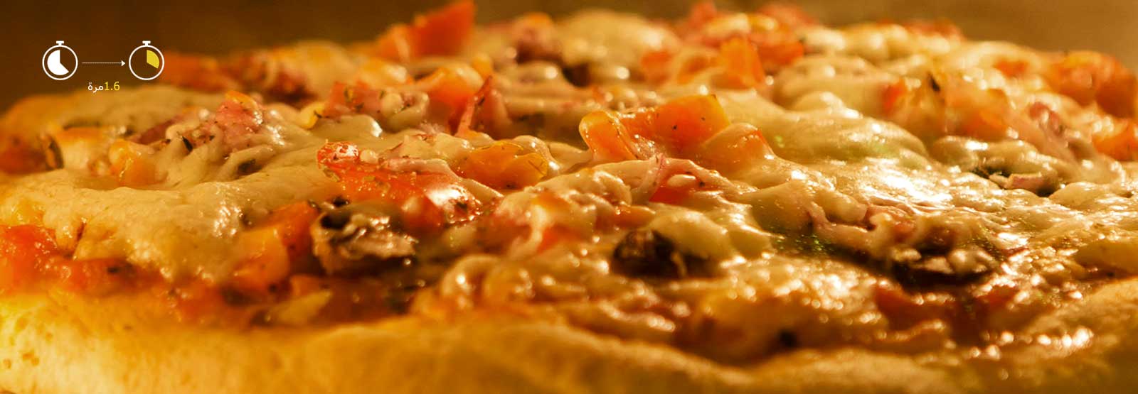 يتم تسخين البيتزا بسرعة في الميكروويف.